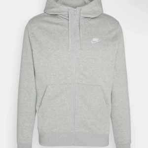 Nike zip hoodie  - (KOMMER BÄTTRE BILDER SNART) Går nike zip up hoodie som jag köpte förra året men har nu bytt stil och den använder inte längre😝 Skriv privat för fler bilder eller om ni har funderingar vid snabb affär 200kr annars 250kr