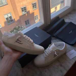 Saint laurent skor  - Ett par riktigt fetta ysl skor i färg beige. Skorna är storlek 43. Allt og följer med✅ Skriv vid minsta lilla fundering och priset sitter ej som en sten!