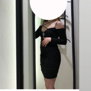 Svart klänning  - Säljer en svart kort klänning med cut out-detalj framtill, och off shoulder. det är stretch i så passar M oxå