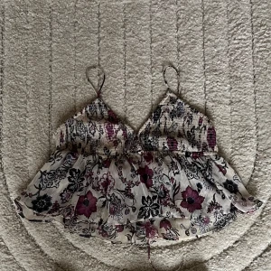 Zara topp - Zara topp i storlek xs, svår att få ta i💕