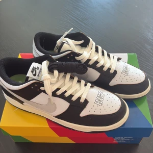 Nike sb dunk HUF San Francisco  - Säljer ett par helt nya sb dunks HUF San Francisco i storlek 44,5. Köpta från Nike SNKRS appen.