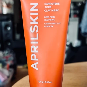 Aprilskin Carrotene Pore clay mask! - Carrotene Pore Clay Mask är en antiinflammatorisk, exfolierande & djuprengörande ansiktsmask med betakaroten speciellt lämplig för fet problemhy från trendande K-beautymärket Aprilskin. Fri från parabener, silikoner, sulfater, uttorkande alkoholer och mineralolja. 100 g. Plomberad.