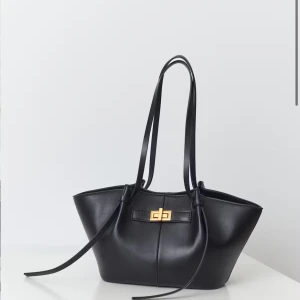 SÖKER GINA TRICOT MINI VÄSKA - söker denna väska i mini storlek i färgen svart med guld detaljer. 