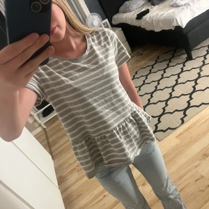 Tröja - Grå och vit randig tröja. Den har inga fläckar.