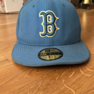59 fifty keps boston blå - Tjena, säljer min 59fifty keps som är ganska andvänd. Den är fortfarande i ett bra skick. Den passar någon med ett normalstort huvud. Den är riktigt snygg och passar till nästan allt 