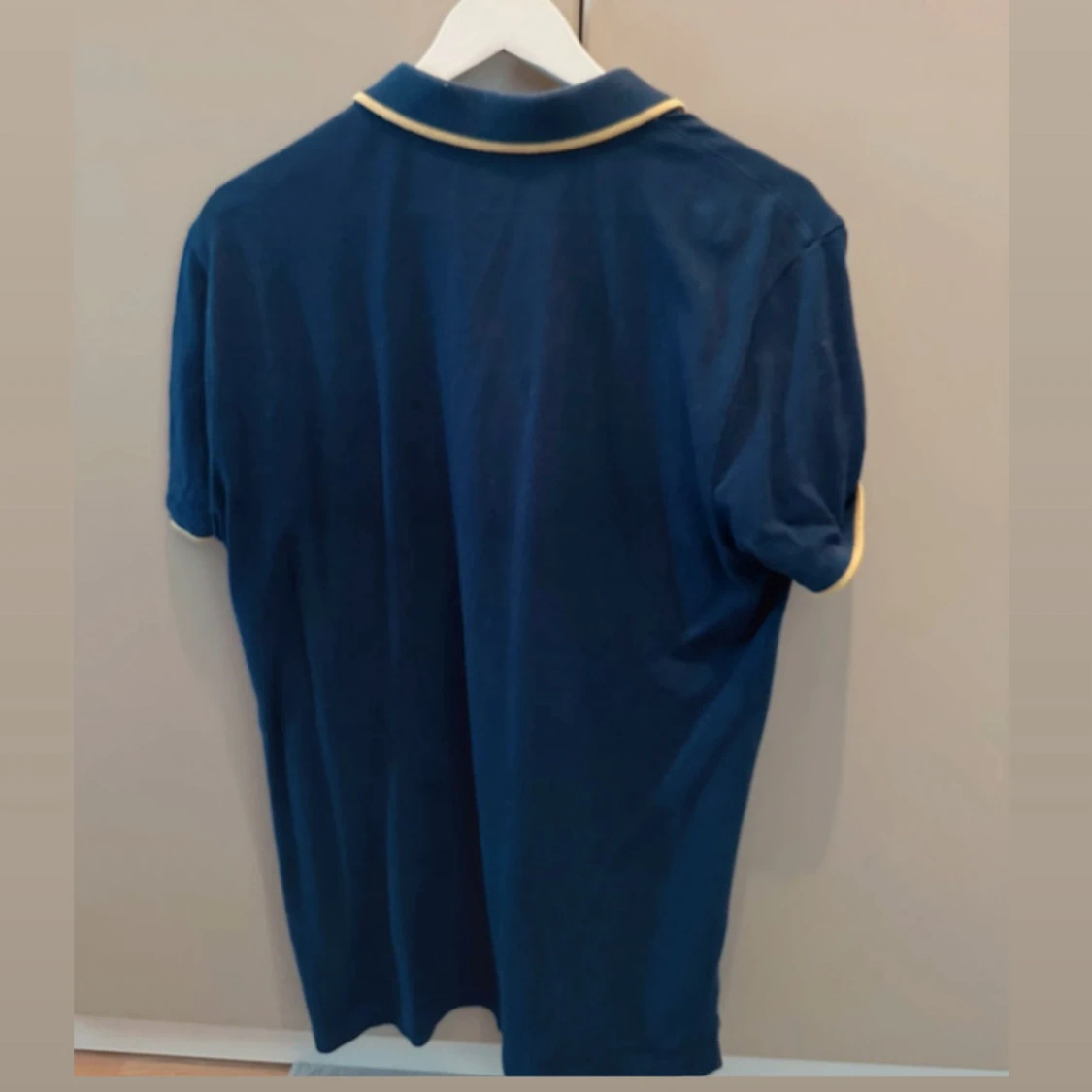 Mörkblå GAP pikétröja med gul kant - 1