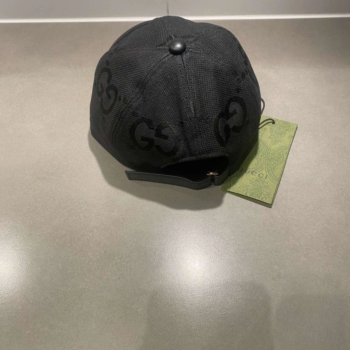 Svart keps från Gucci med GG-mönster - 1