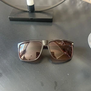 Rayban boyfriend liknande solglasögon  - Säljer dessa sjukt snygga solglasögon som är identiska till Rayban boyfriend. Dem är helt nya aldrig använda. Skriv vid intresse eller funderingar🙌