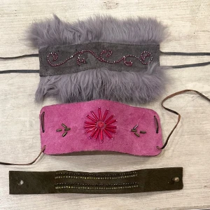Unika handgjorda armband  3st - Tre handgjorda armband i olika stilar: ett grått med lila päls och pärlbroderi, ett rosa i läder med pärlbroderad stjärna och ett smalt mörkgrönt med pärldetaljer. Perfekta för att ge outfiten en personlig touch.