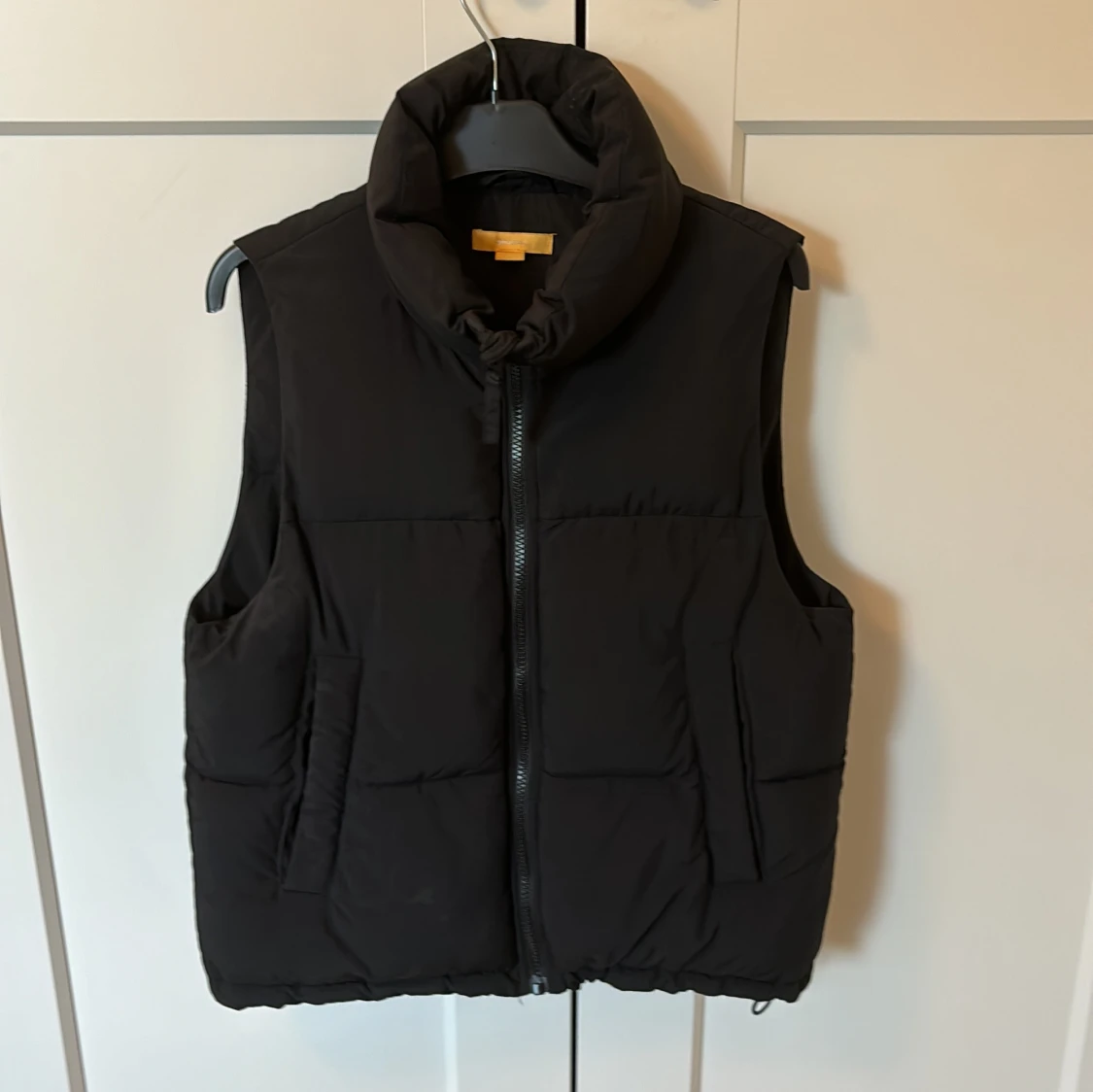 Svart dunväst med hög krage