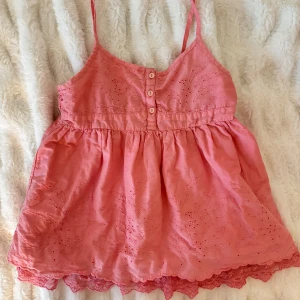 Rosa gullig babydoll topp - Rosa babydoll topp från Zara i stl 140, passar xxs! Fint mönster och broderier!