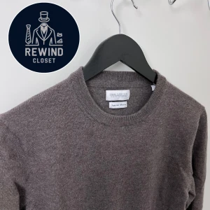 Merinoulltröja från These Glory Days - Köpte denna från ”Rewind Closet” men den passade ej mig, Brun tröja från These Glory Days i 100% merinoull. Storlek S men kan nog även passa XS. Mycket fint skick✅. Pris 400