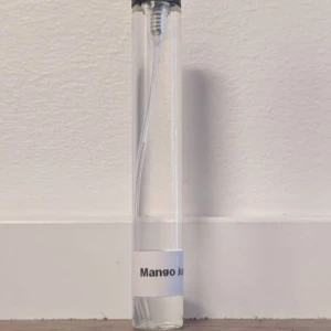 Mango Jugoso parfym 10 ml split - Fruktig parfym med tydliga toner av mango, blodapelsin, grapefrukt och svartvinbär. Mellannoter av melon, persika och ananas ger en tropisk vibe. Kommer i ett smidigt provrör på 10ml, perfekt att ta med. Doften är söt, fräsch och somrig.