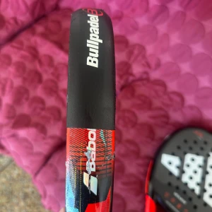 TECHNICAL VIPER - Snygg och modern padelracket från Babolat, TECHNICAL VIPER, perfekt för dig som vill ta ditt spel till nästa nivå. Med cool design och greppvänligt handtag är den ett grymt val för unga och aktiva padelspelare.