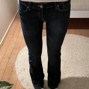 Mörkblå bootcut jeans från Lindex - Mörkblå lågmidjade bootcut jeans från Lindex som är använda ett par gånger men är fortfarande i fint skick 🤍