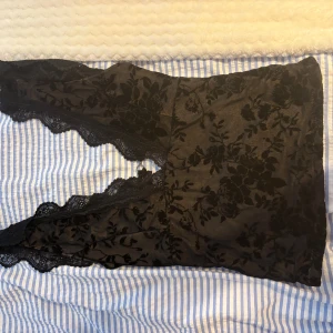 Svart blommig spetskorsett - Snygg fest topp med öppen rygg Köpt på Plick!