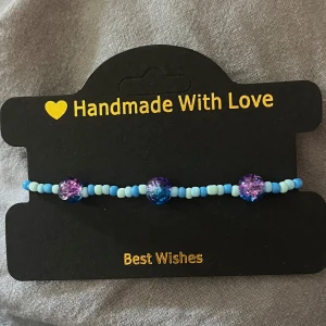 Handgjort pärlarmband  - Handgjort armband med blå och lila glittriga pärlor blandat med ljusblå småpärlor. Perfekt för dig som gillar färg och söta detaljer! Elastisk tråd. Mätt till 18 cm runt handleden 