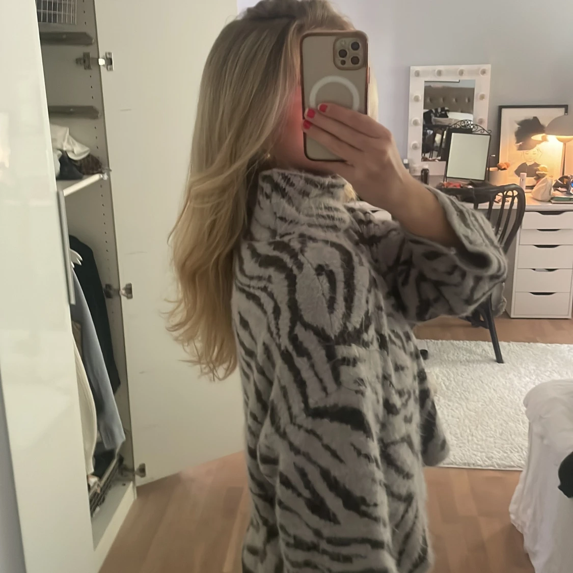 Grå zebramönstrad polotröja - 1