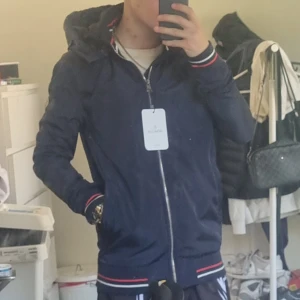 Moncler jacka - Hör har vi en skönt gjord moncler jacka från mig! Jackan är skön skön och passar många personer skulle säga att den passar orten stil och sthlm stil om ja ska va ärlig. Den har lite kladd p sig av lim, liten acsident, men de lugnt med resten av jackan! Moncler lapp kommer Mee sitter fast i moncler dragkedjan!