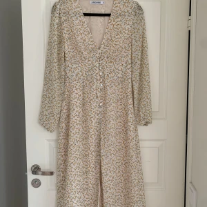 Adoore Paris dress - Använd några få gånger, inga defekter och som nyskick! Storlek 36 Nypris: 1495kr, säljes för 900kr.