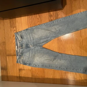 Ljusblå loose fit jeans från Jack & Jones - Säljer ett par ljusblå jeans från Jack & Jones, inga defekter på dem alls. Skick 8/10 skriv vid minsta fundering