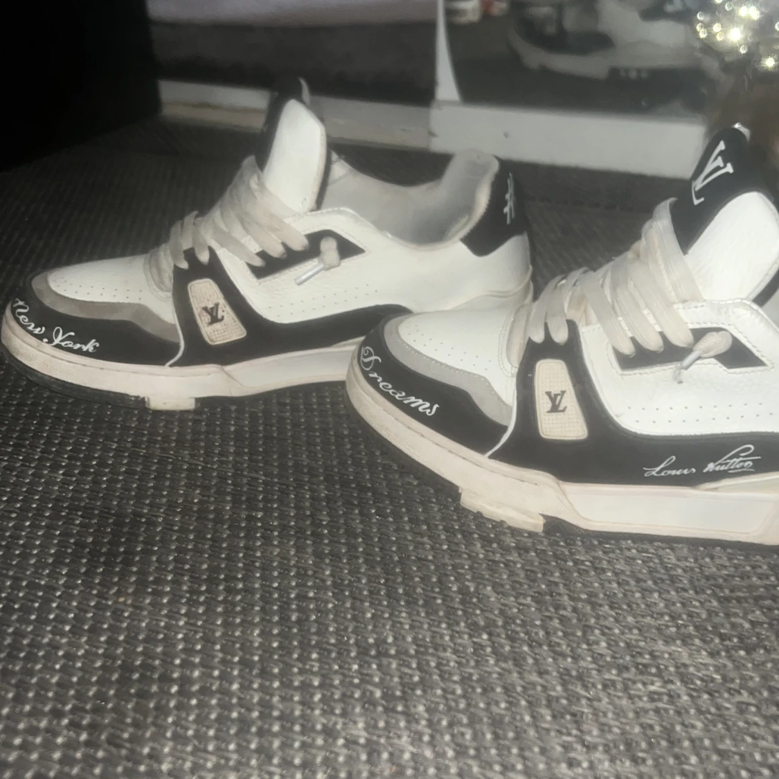 Louis Vuitton sneakers i vitt och svart - 4