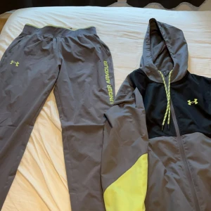 Under armour jacka/dress  - Jacka xs/ byxor s skriv vid funderingar 