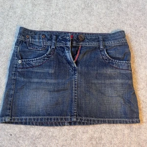 Jeanskjol från Miss Sixty  - Säljer min kjol från Miss sixty! Den har coola fickor och röda sömmar. Perfekt till sommaren🩷Det står ingen storlek men skulle säga att den ungefär är xs.