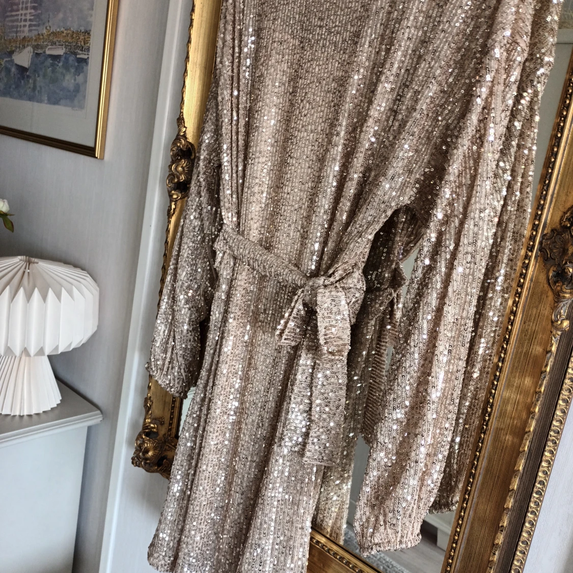 Glittrig guldklänning 🥂🍾 - 1