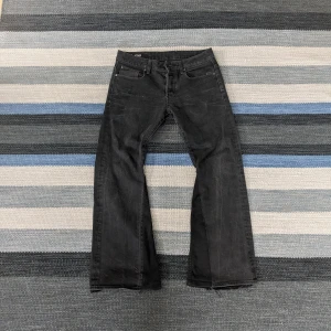 Svarta bootcut jeans  - Säljer ett par svarta jeans från G-star.                                    W: 40cm                                                                              L: 97cm                                                                                         Benöppning: 26cm 