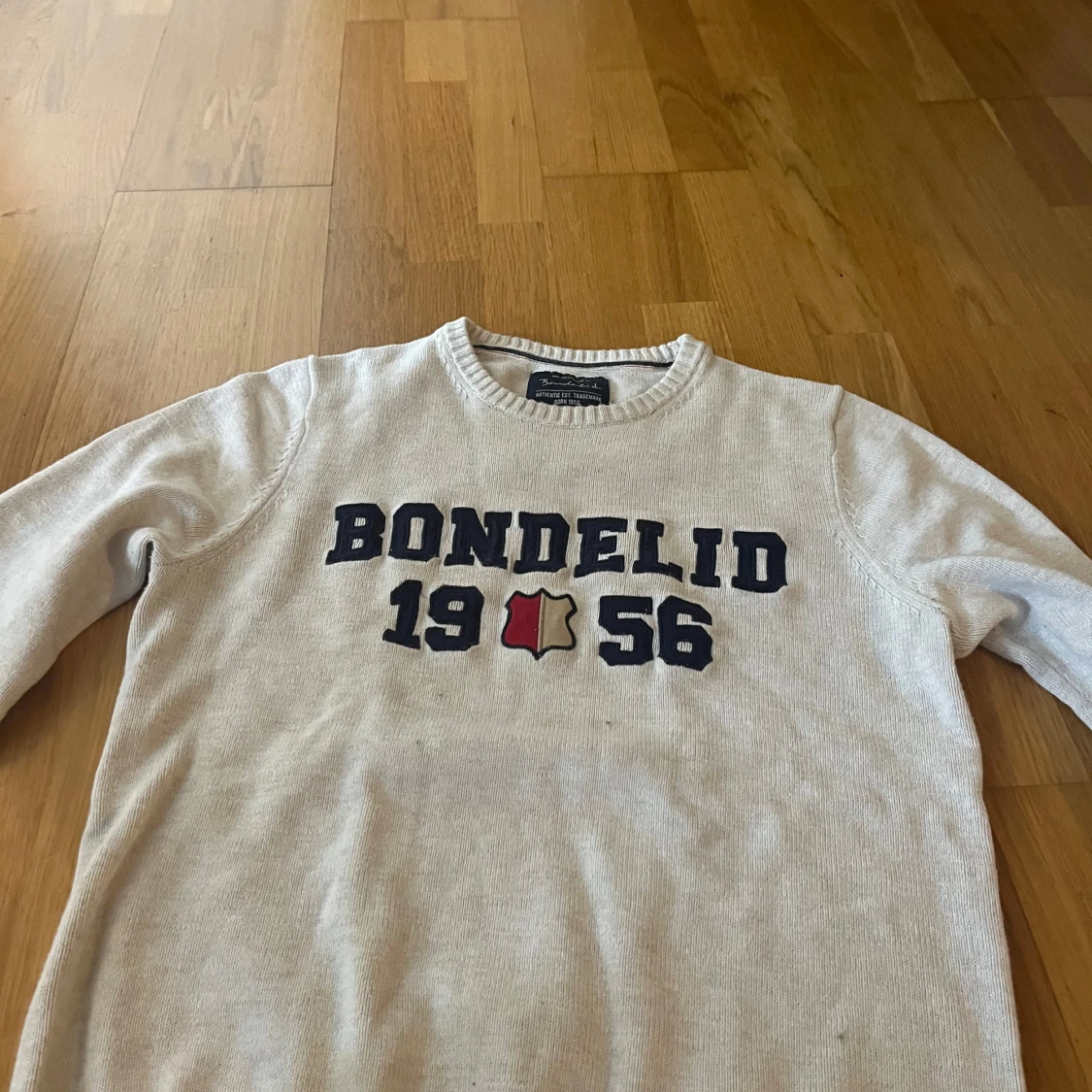 Ljusgrå stickad tröja från Bondelid