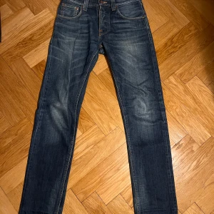 Mörkblå jeans från Nudie Jeans Steady Eddie - Säljer ett par mörkblå Nudie Jeans Steady Eddie i modellen straight fit. Storlek: W28 L32