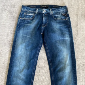 Replay Jeans - Säljer dessa sjukt snygga Replay jeans i modellen ”Groover”. Byxorna har en snygg wash och är i storlek 30/32! Inga defekter 🙏🏻Hör gärna av dig vid frågor eller funderingar! Pris EJ hugget i sten :)