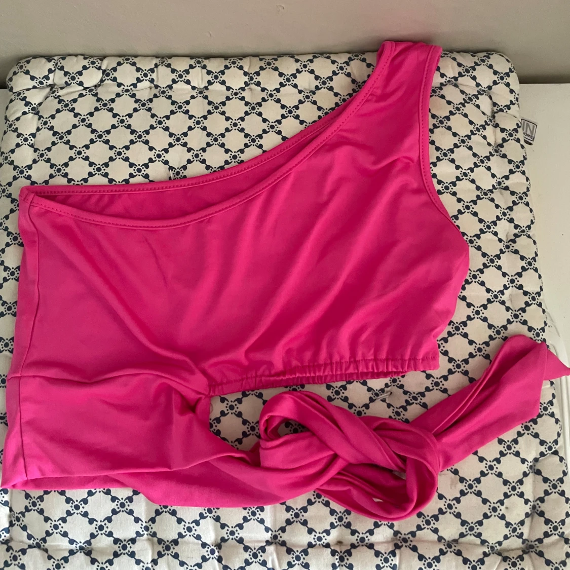 Rosa one shoulder topp med knyt