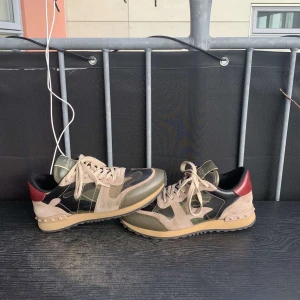 Valentino Garavani Rockrunners - Valentino Rockrunners i storleken 39 Skicket ligger nånstans runt 8/10 inga defekter utan lite smutsiga. Har du frågor eller likande? Släng iväg ett dm!