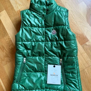 Grön väst Moncler - Oanvänd, barnstorlek 175 men passar som xs.