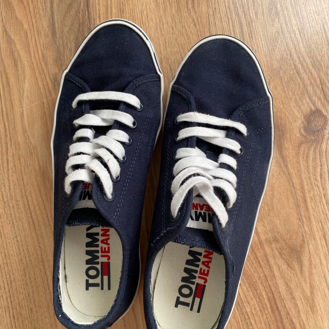 Marinblå sneakers från Tommy Jeans - 4