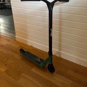 Kickbike - Säljer en trick-sparkcykel med DECK från KAIZA och med svart styre från ETHIC. Gripen på decket är helt nytt och suveränt. Medföljer tre extra hjul varav ett är honeycore. Perfekt för dig som gillar att åka i skateparken eller på gatan. Den är i bra skick. priset kan alltid diskuteras!