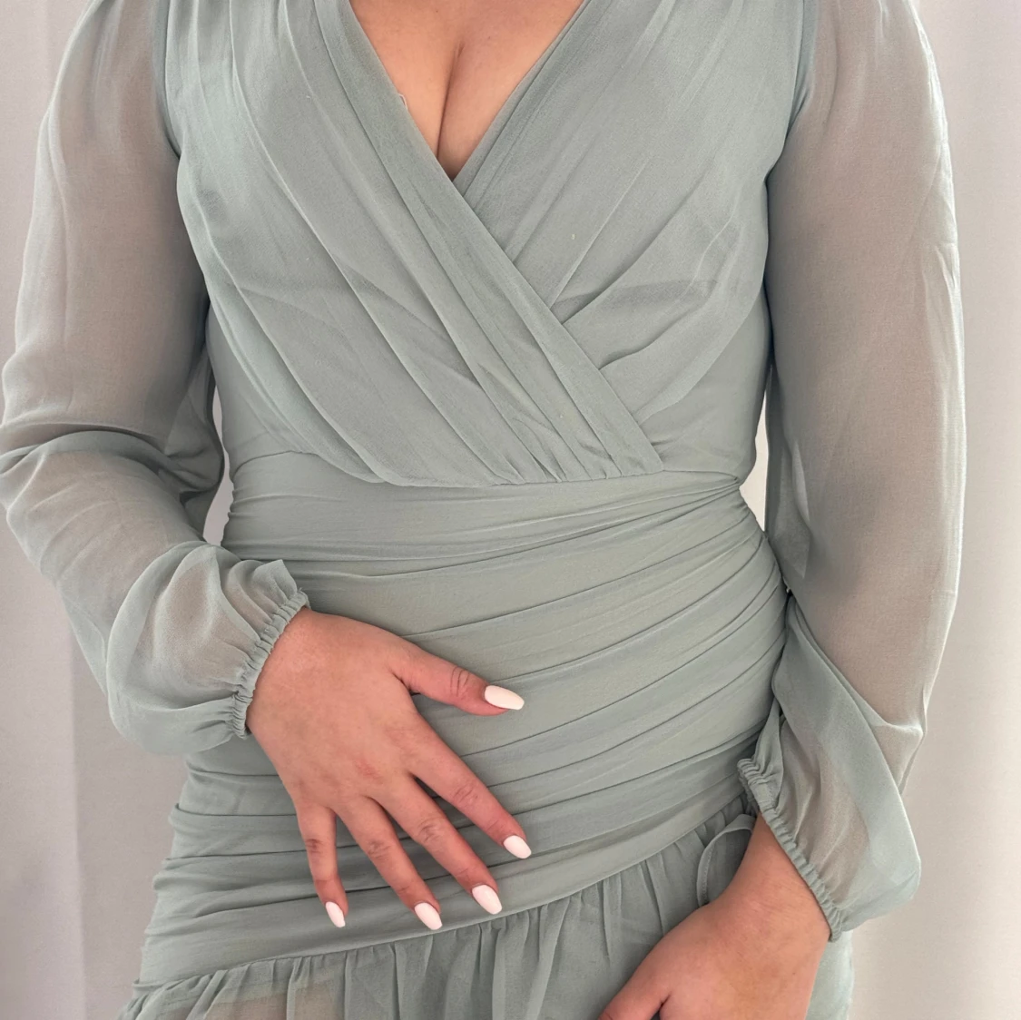 Ljusgrön omlottklänning med volang