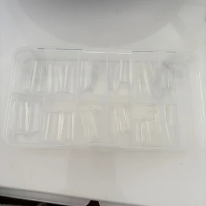 100 st genomskinliga tippar - Ett set med 100st genomskinliga lösnaglar i 12 olika storlekar, förpackade i en praktisk plastask med fack. Perfekt för att skapa egna nageldesigner hemma eller för att använda som bas för nagellack. Säljer då dem inte kommit till användning 💞