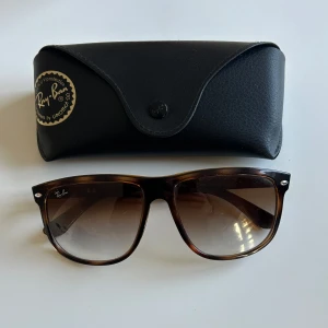 Rayban solglasögon  - Säljer dessa Rayban solglasögonen i modellen: ”Boyfriend”. Fint skick. Liten repa på bild 1s vänstra glas, inget man ser eller tänker på vid användning. Köpta i stan för 1500kr. Skriv vid minsta fundering. (OBS, ena bågen sitter lösare än den andra, detta kan fixas gratis på valfri synsam affär)