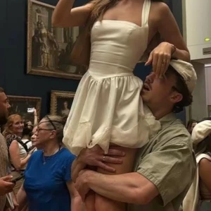 Vit kortklänning The Mona Dress - Hej! Säljer min jättefina klänning från Amelie Teje, köpt för 1463kr men frakten kostade 300kr plus 500kr för tull så kommer sälja den för 1400kr. Passade inte mig vilket va tråkigt för jag älskar den verkligen. Den finaste klänningen jag ägt. Men har itne råd att köpa någon till! Hör av vid frågor☺️helt ny!