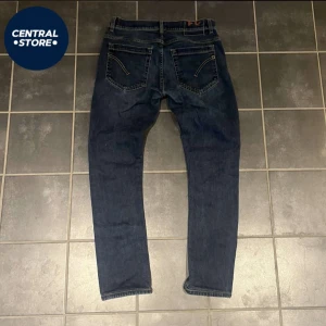 Dondup George Jeans  - Säljer dessa trendiga Dondup jeans i modell George. Bra skick inga defekter. Storlek W31 och modellen är 184 cm lång. Pris 799kr men går att diskutera vid snabb affär. Tveka inte att kontakta om andra funderingar // CS😁