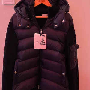 Moncler Cardigan  - Säljer nu min nästan helt nya Cardigan, då den var för liten för mig! Använd i knappt 2 månader! Så inga repor och skador finns!