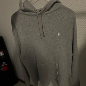 Grå hoodie från Polo Ralph Lauren - Säljer min gråa Ralph lauren hoddie i storlek S väldigt sparsamt använt inga defekter eller skador(9/10 skick)