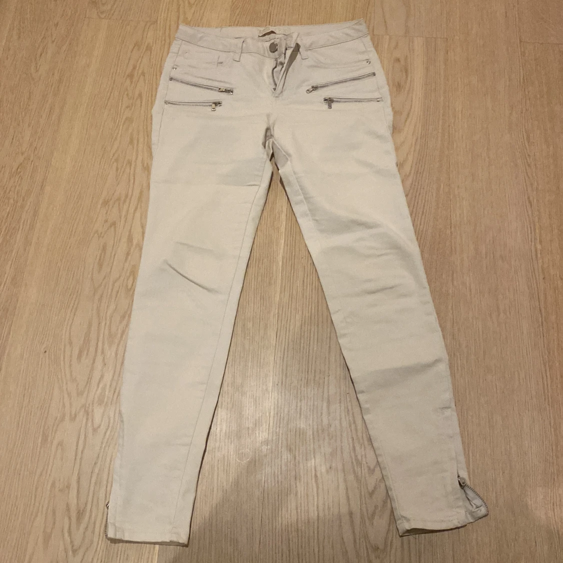Beige jeansbyxor från Zara Basic Dept.