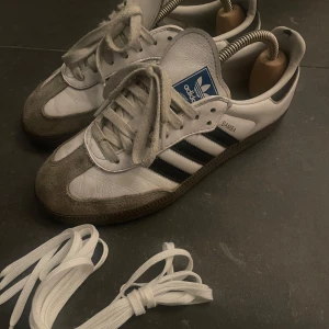 Adidas Samba  - Klassiska Adidas Samba. Väl använda. Nya skosnören medföljer