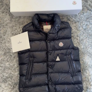 Moncler Tibb Väst - Moncler Tibb Down Gilet Väst night blue 2021 årsmodell!!  Storlek: 1 (S/M) Skick: 9/10 Nypris: 11070kr Pris: 5990kr Frakt: (Hemlevererat spårbart)📦  Tveka inte att höra av dig vid minsta frågan!