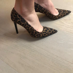 Leopardmönstrade klackar - Snygga klackar med spetsig tå och höga klackar i leopardmönster. Ej använda 