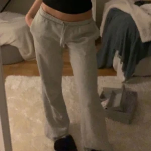 Grå mjukisbyxor  - Gråa mjukisbyxor, säljer då de är för stora för mig och jag har andra🥰